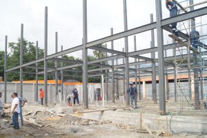 ALCALDE VERIFICÓ QUE OBRA DEL NUEVO MERCADO PARA VALENCIA TIENE UN AVANCE DEL 40%.  YA ESTÁN LISTAS LAS VIGAS PARA EL SEGUNDO PISO