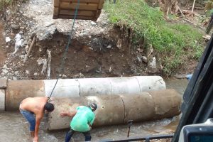 ALCALDESA (S) DE VALENCIA ACUDIÓ A SECTOR PARA SOLUCIONAR PROBLEMA DE ALCANTARILLADO Y DRAGADO