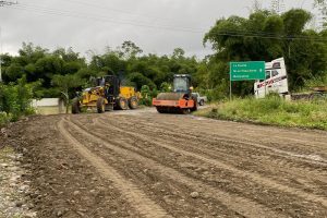 MAQUINARIA MUNICIPAL RETOMÓ LA RECONFORMACIÓN Y LASTRADO DE LA IMPORTANTE VÍA SECTOR LOMA LA LLORONA VÍA A PENIZOLA