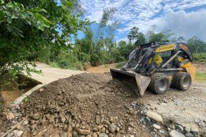 EL GAD MUNICIPAL DE VALENCIA REALIZO UNA IMPORTANTE INTERVENCIÓN AL PUENTE SOBRE EL RÍO POPE