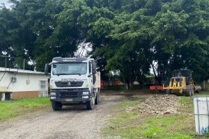 EL GAD MUNICIPAL CONTRIBUYE CON MEJORAS EN EL ORNATO DEL CENTRO DE SALUD DEL CANTÓN VALENCIA