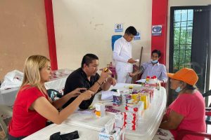 ADULTOS MAYORES RECIBEN ATENCIÓN MÉDICA.