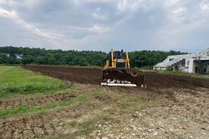 MAQUINARIA MUNICIPAL REALIZA LIMPIEZA DE AREAS VERDES.